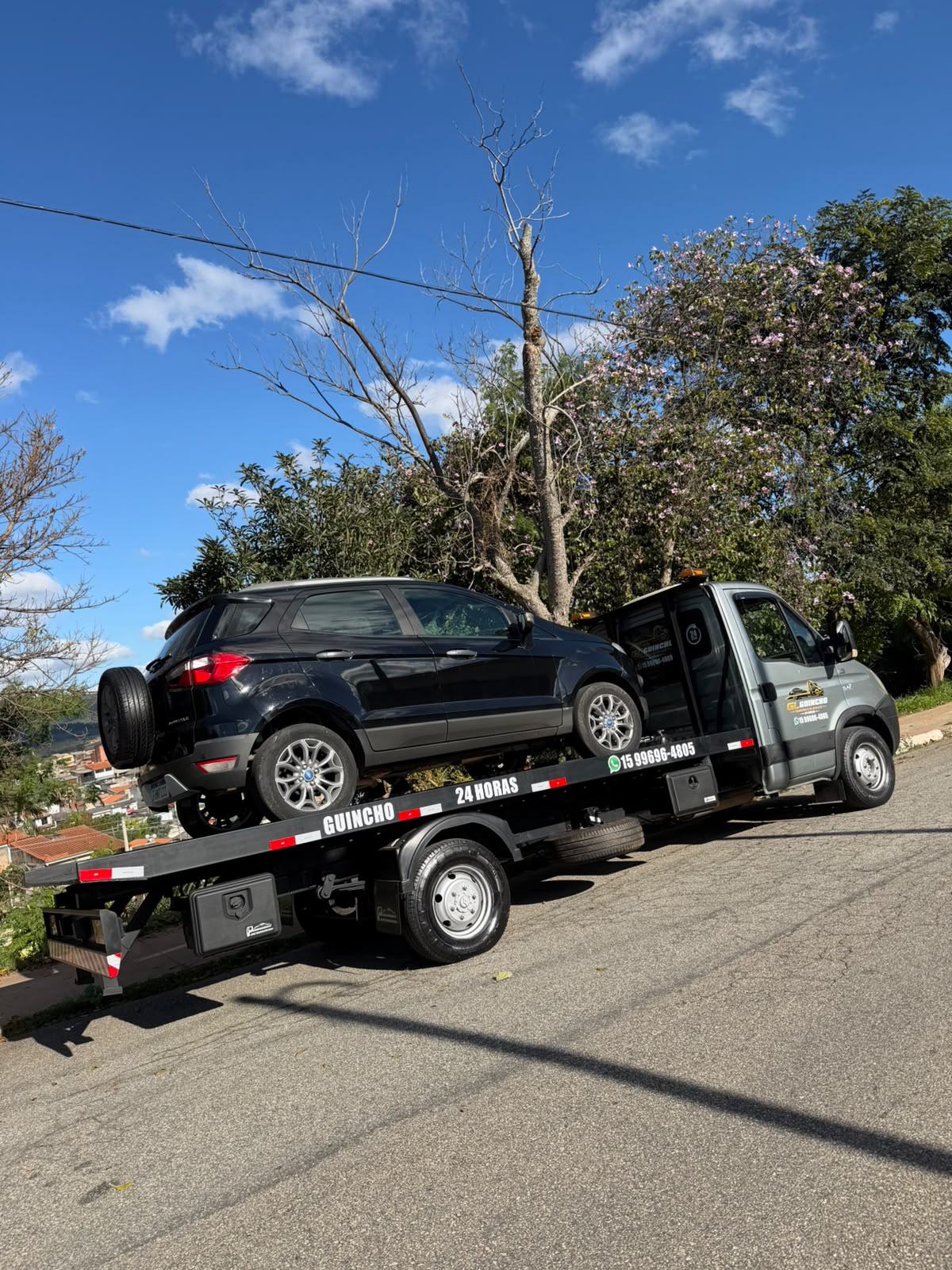 Caminhão plataforma da GLB Guincho transportando um veículo em Sorocaba